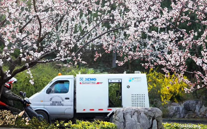 emc易倍路面养护车在华东某地风景区作业