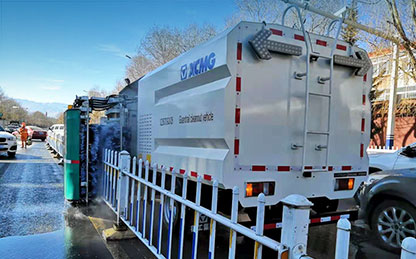 emc易倍护栏清洗车在西藏进行清洗作业