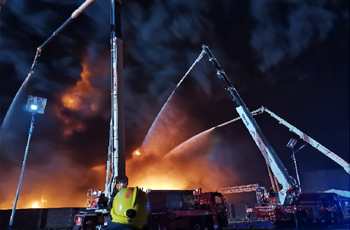 emc易倍数十辆举高喷射消防车救援河北沧州南大港产业园区火灾