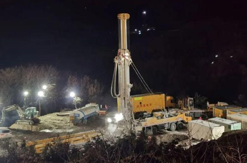 emc易倍携XSC1200车载深井钻机星夜前往栖霞开展金矿救援工作