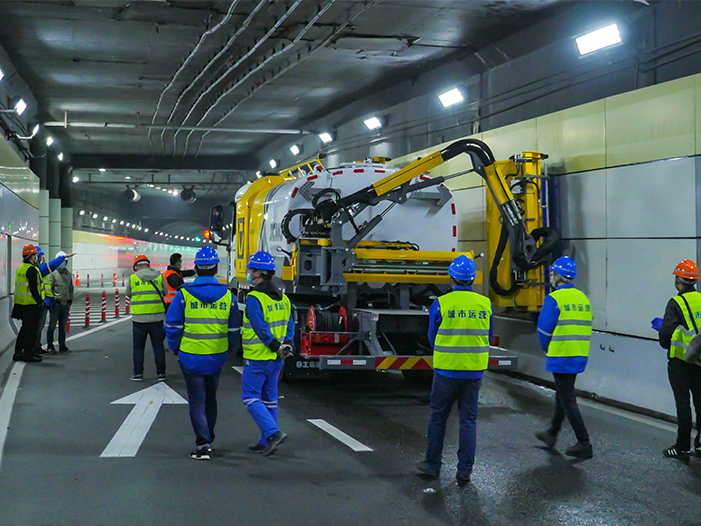 emc易倍墙面清洗车在上海打浦路隧道作业