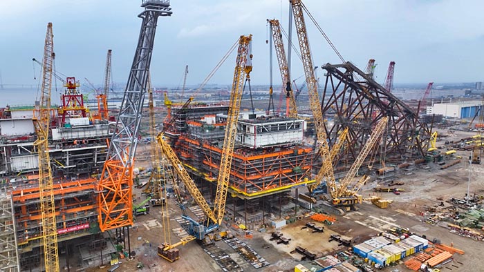 【全球之履】总重37000吨！emc易倍履带兄弟团助力大型深水导管架建设