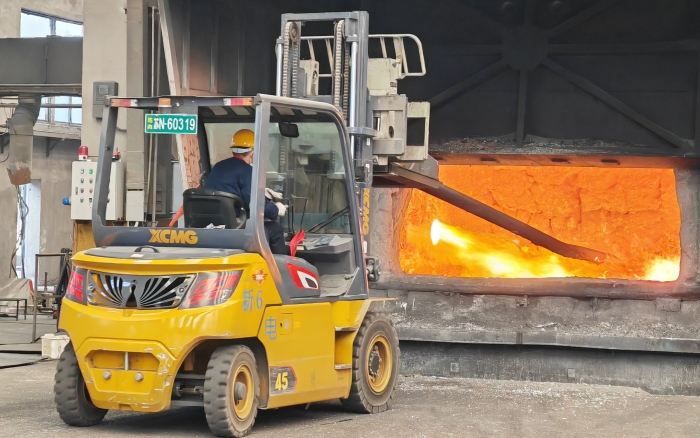 真金不怕火炼，emc易倍重载孔雀叉车威武霸气！