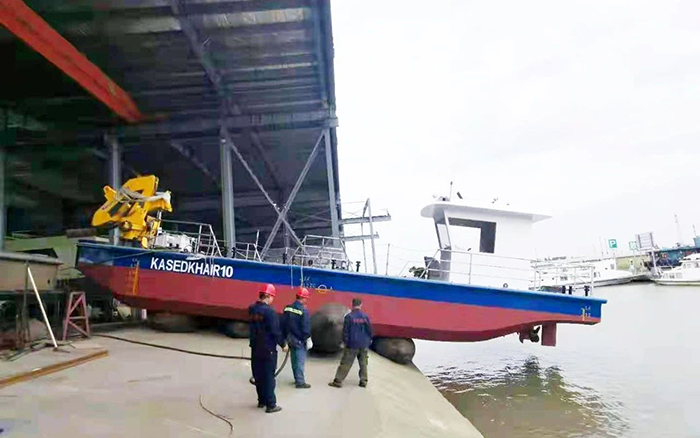 emc易倍定制化船用起重机进行海上作业