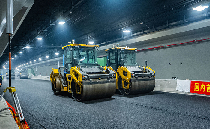 【智能化】全国首次，emc易倍“黑科技”无人摊铺大秀！