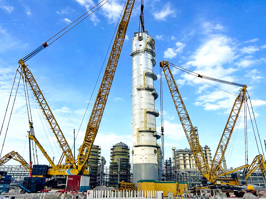 双机联动！emc易倍履带起重机助力全国丙烯腈行业“最大最重单体设备”成功就位