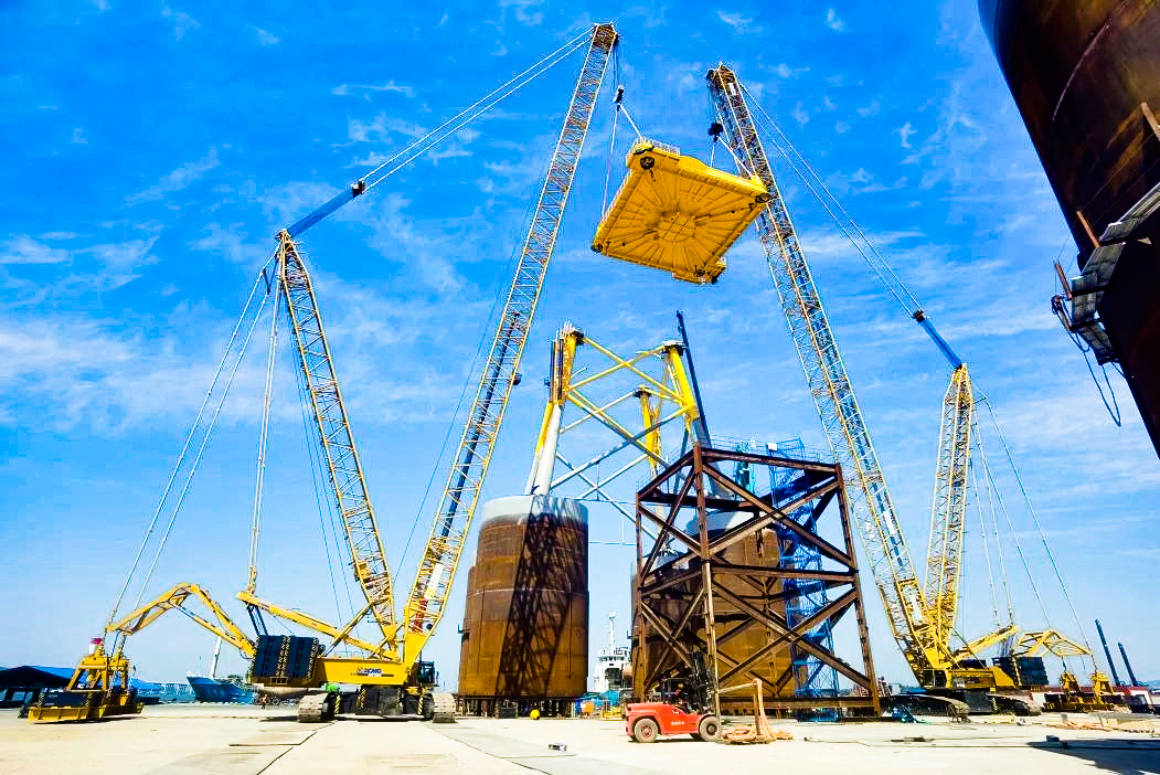 总重1972吨！emc易倍XGC12000助力大型导管架总组顺利吊装