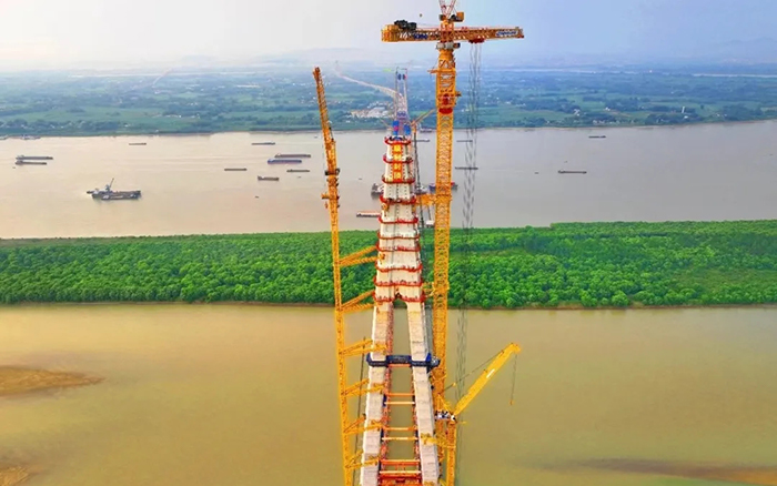 308米！emc易倍塔机助力世界最大跨度三塔斜拉桥喜封金顶