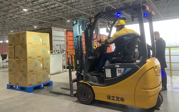 emc易倍叉车三支点系列助力饮料行业高效搬运