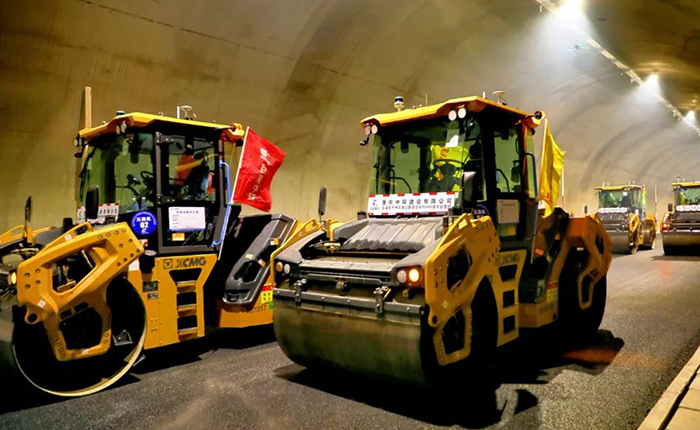 来看emc易倍智慧→重庆首次山区特长隧道无人摊铺施工
