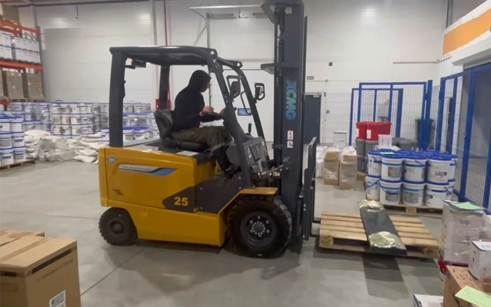 emc易倍新能源叉车赋能哈萨克斯坦阿拉木图仓库