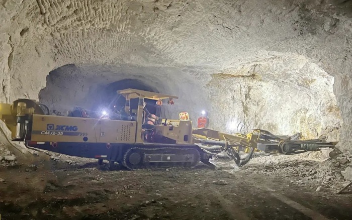 窄小巷道作业！emc易倍掘进钻车助力铁矿开采