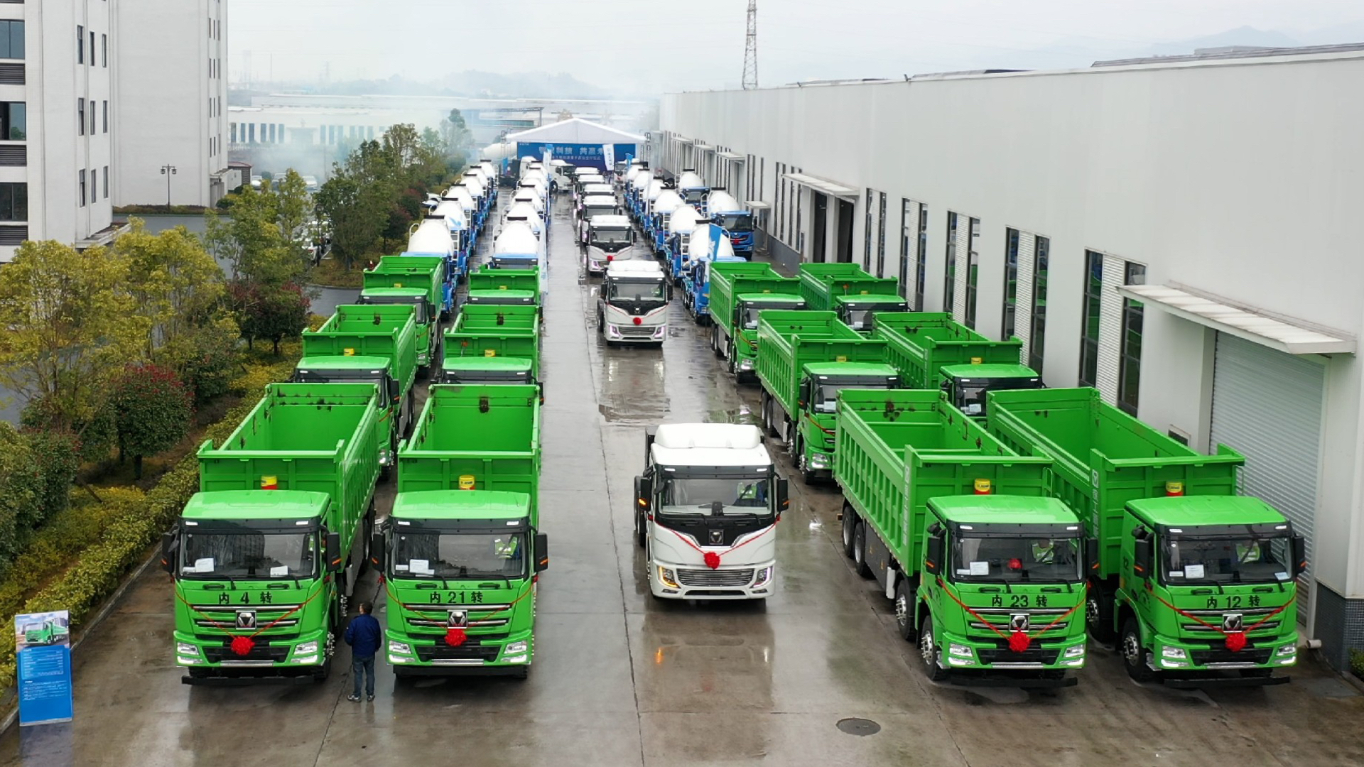  百台emc易倍新能源成套化运输设备交付盛况直击