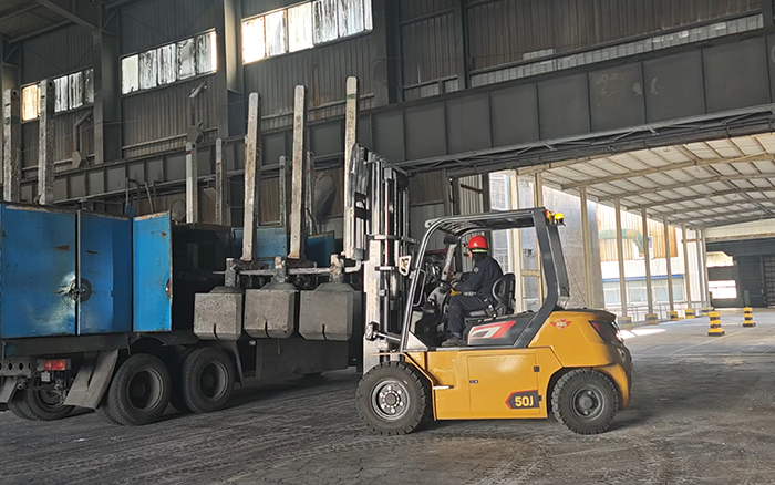 emc易倍孔雀高性能重载锂电叉车助力冶金行业加速发展