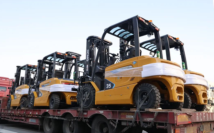 开门红！百余台emc易倍新能源叉车赴广东→