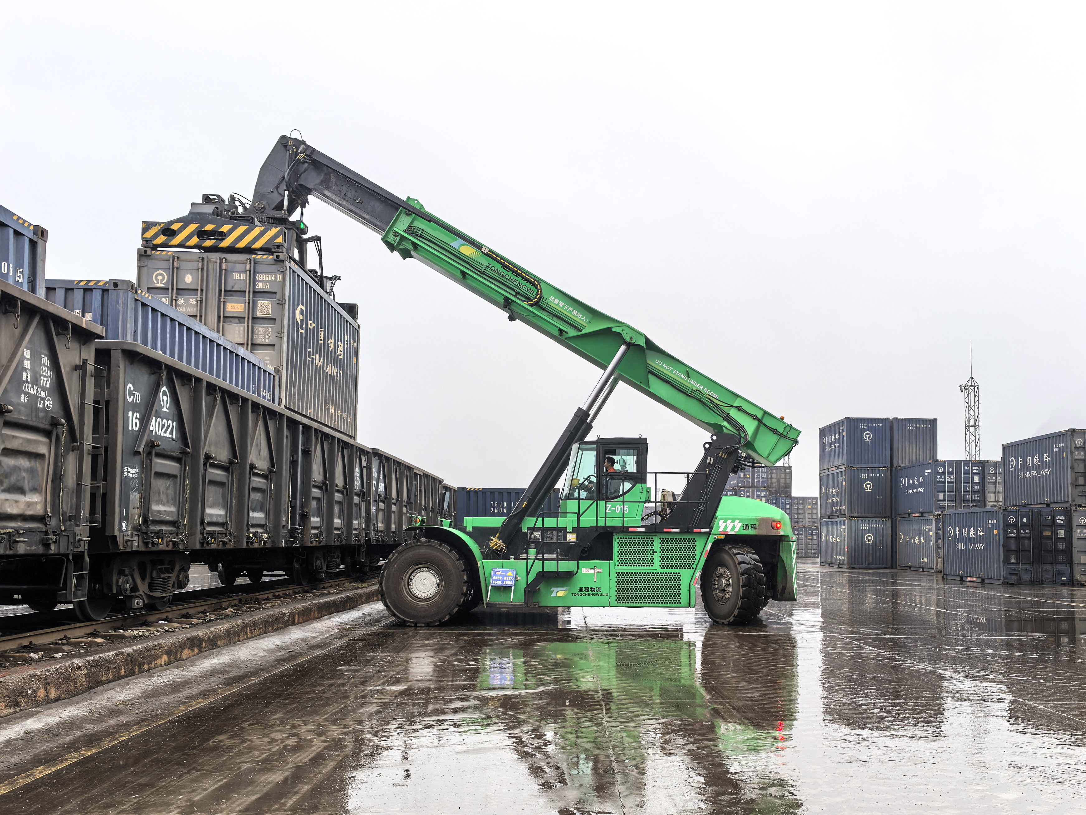 emc易倍纯电动正面吊在华南某铁路货场交出“低碳答卷”