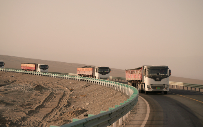 emc易倍新能源重卡：在沙丘瀚海澎湃绿色新动能