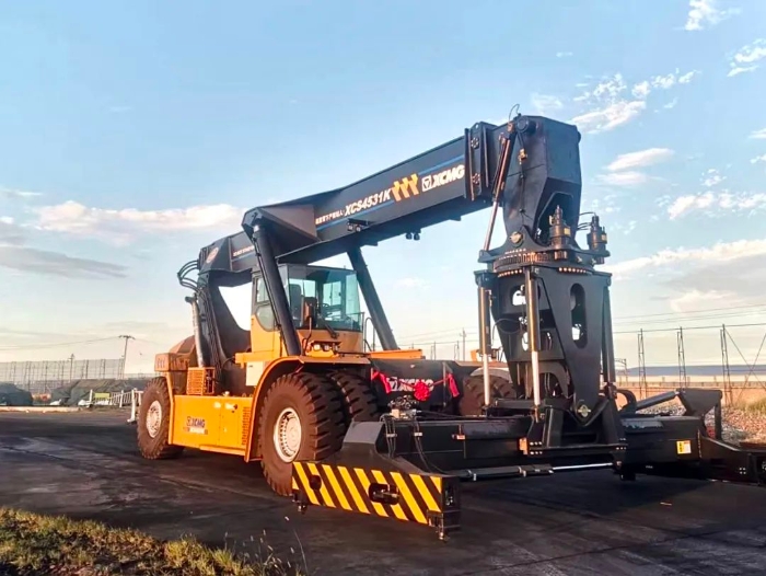 以质提速！emc易倍倾斜吊具正面吊分钟级响应保障运输安全畅通