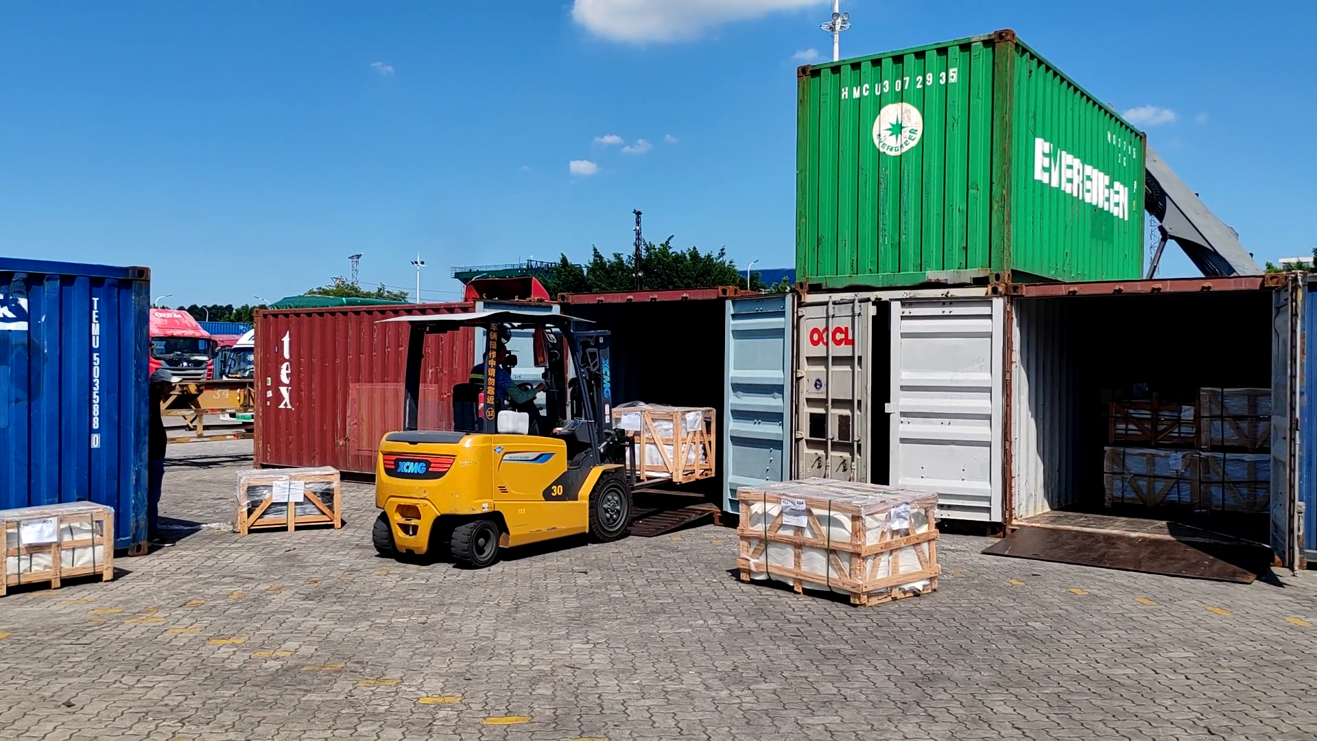 可进箱操作的emc易倍电动平衡重叉车