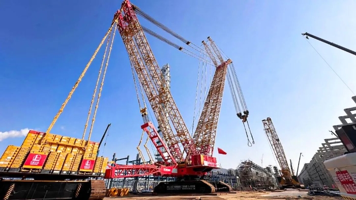 全球首台问世的4000吨履带式起重机，再创国内吊装新纪录！