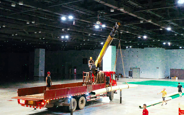 高效稳护航，emc易倍随车起重机赋能广西会展中心体育场馆塑胶铺设