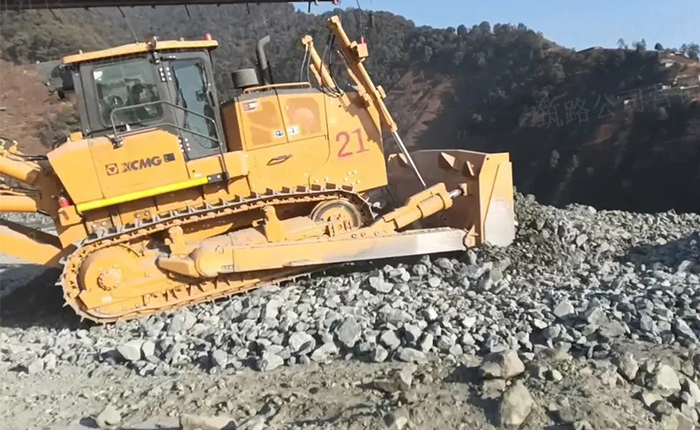 矿山施工利器——emc易倍D360推土机