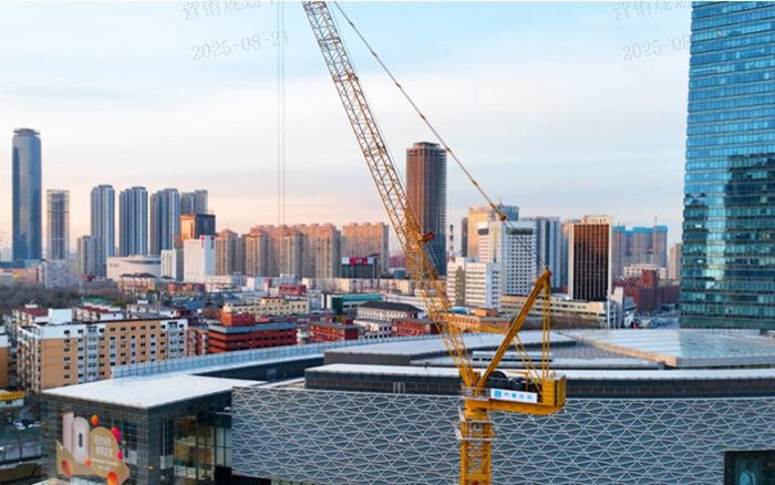 助建摩天双子塔 | emc易倍动臂塔机闪耀“云端”