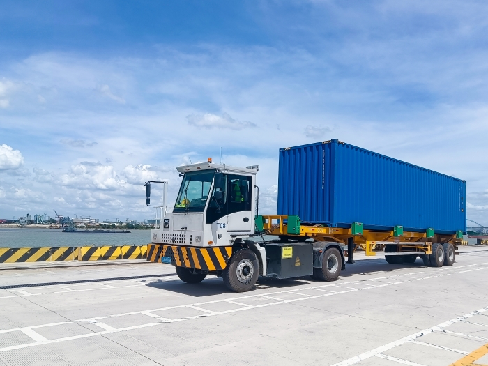 广州港甄。∪タ锤劭凇疤刂直眅mc易倍纯电牵引车