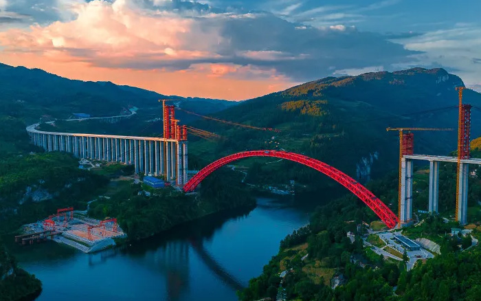 1834米，震撼合龙！ emc易倍塔机助力中国再造世界级基建