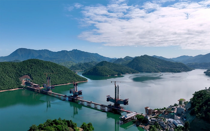 ?“白鹭”展翅 | emc易倍塔机助建池黄铁路太平湖特大桥