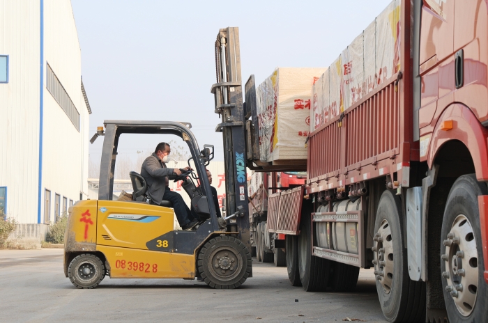 硬核实力赋能生产！emc易倍叉车批量进驻菏泽板材厂显身手