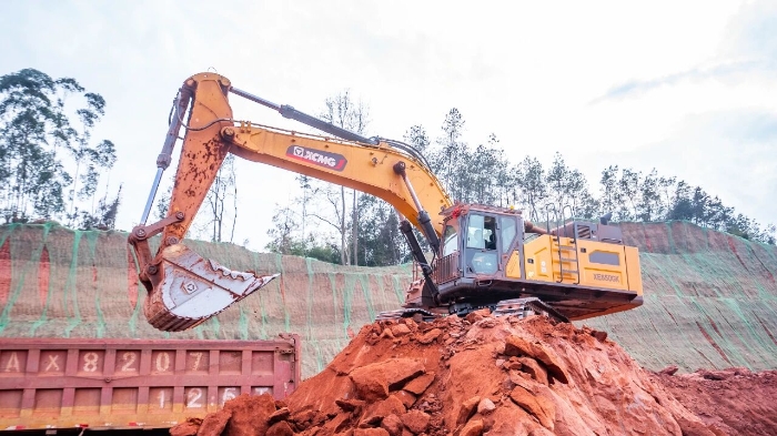 创新工艺破解施工难题 emc易倍大挖助力乐山园区高效建设