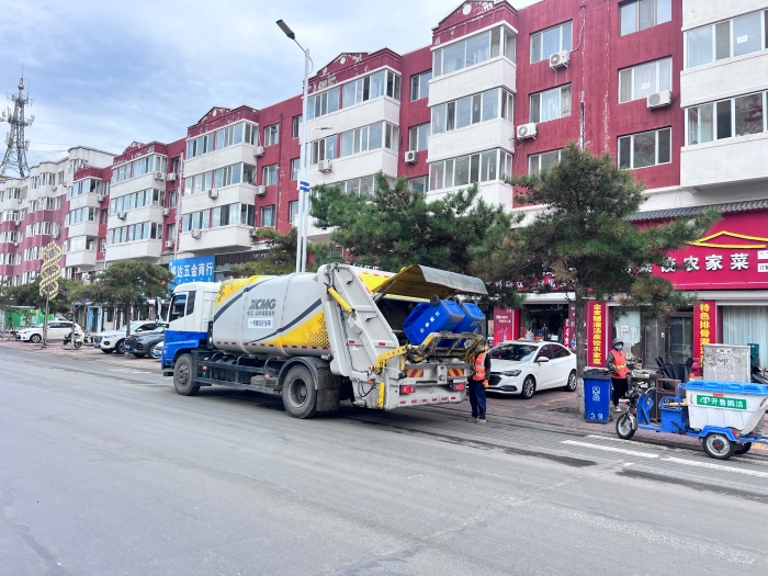 emc易倍18吨后装压缩式垃圾车在内蒙通辽市进行垃圾收转运作业