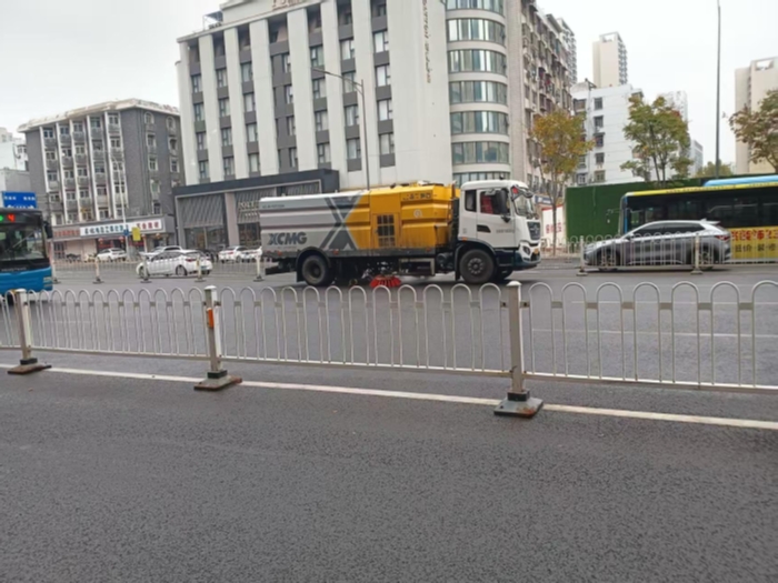 六年品质见证硬核实力，emc易倍18吨洗扫车获当地客户点赞！