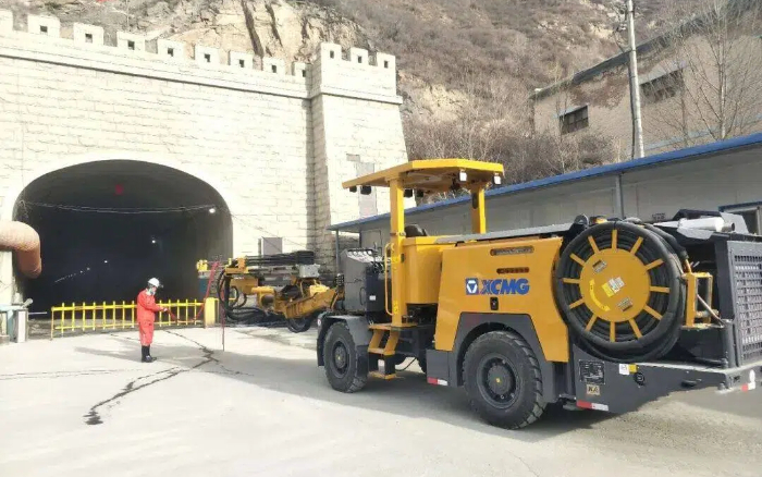 掘进铁矿！emc易倍掘进钻车硬核施工