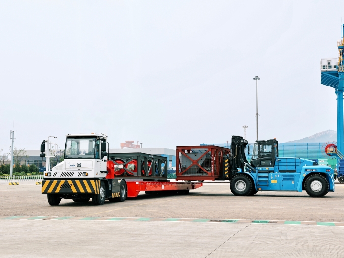 千里之外“秀操作”！emc易倍远控港机集群carry全场