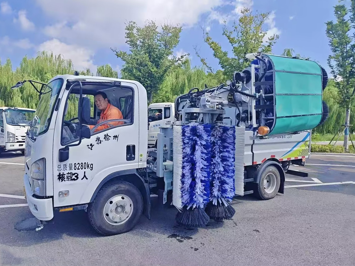 emc易倍护栏清洗车：智慧守护徐州经开区的“城市美学”