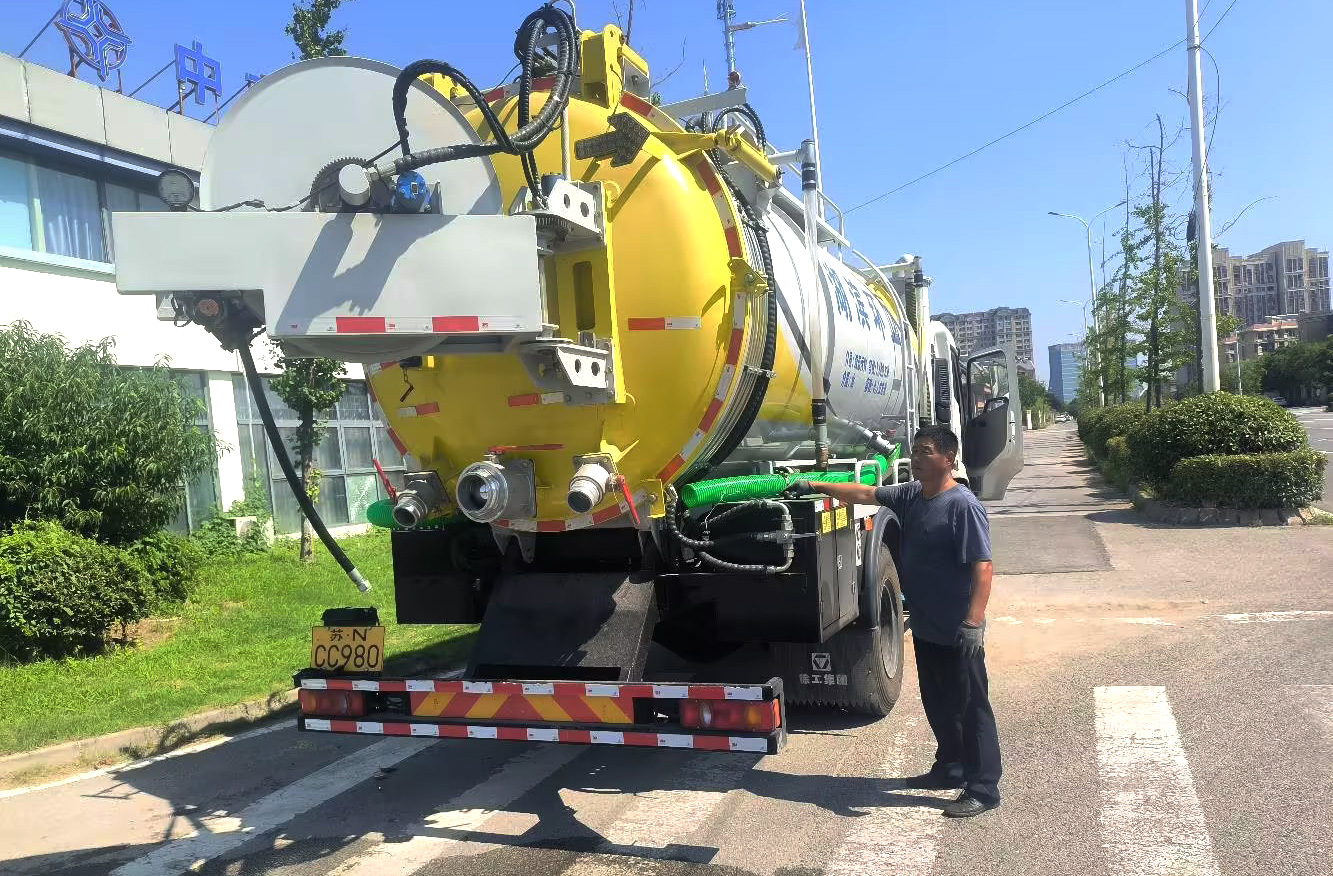 emc易倍吸污车保障江苏宿迁城市管网安全高效运行