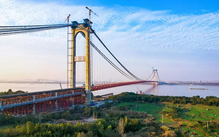 一桥飞架南北！emc易倍塔机助力世界级工程燕矶长江大桥顺利合龙